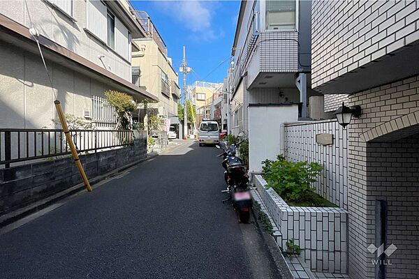 敷地西側の前面道路