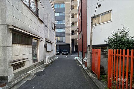 敷地西側の前面道路