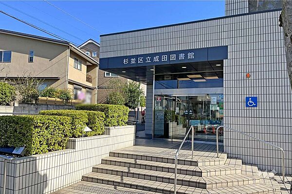 成田図書館の外観