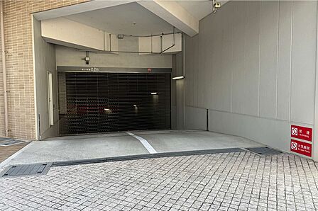 駐車場の出入り口(リングシャッター付き)