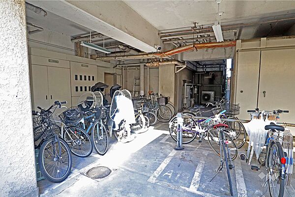敷地南東部分にある駐輪場