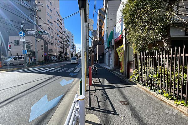 敷地の南側前面道路（東側から）