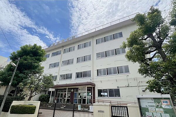 新宿中学校[公立]の外観