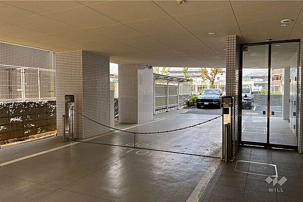 駐車場の出入り口(ロボットゲート付き)・敷地内駐車場（屋外平面式）