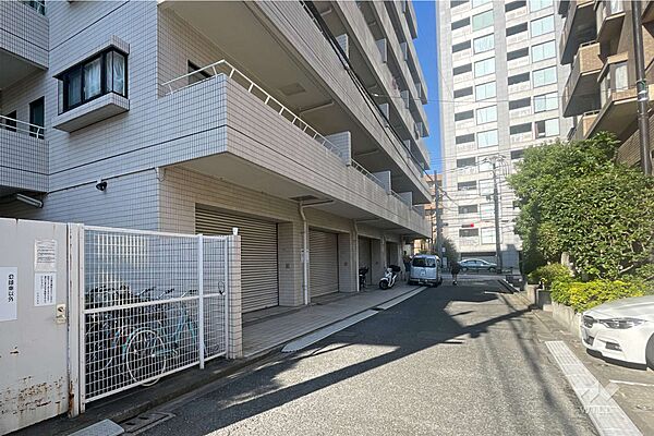 敷地内駐車場（屋内平面式・シャッター付き）