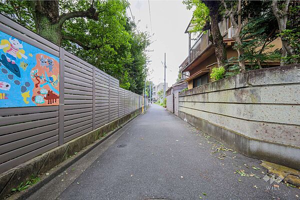 物件の南側前面道路（東側から）［2026年8月24日撮影］