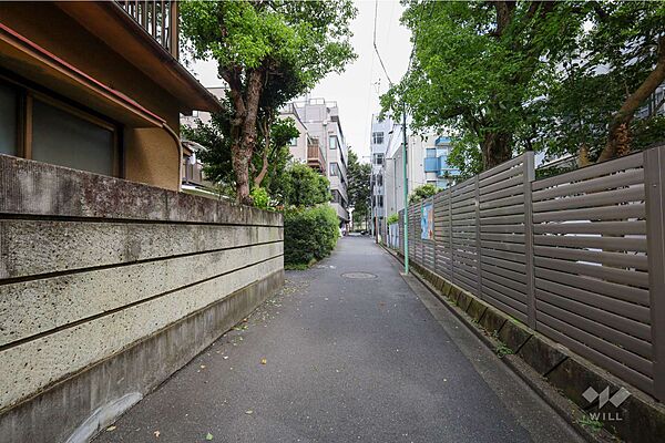 物件の南側前面道路（西側から）［2026年8月24日撮影］