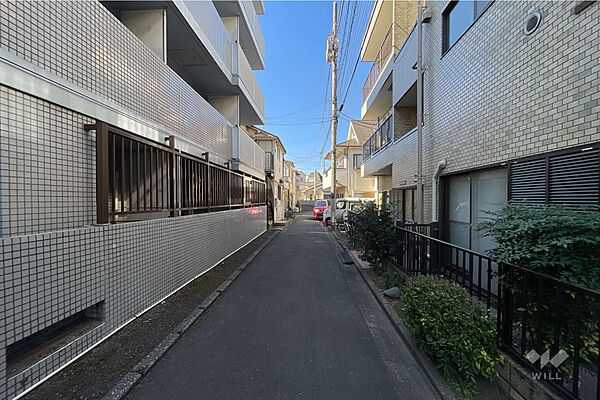 敷地の北側前面道路（東側から）