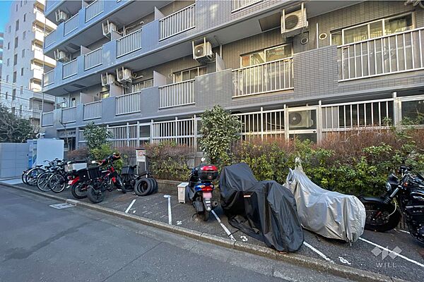 バイク置場と駐輪場