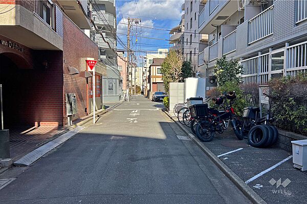 敷地西側の前面道路（南側から）