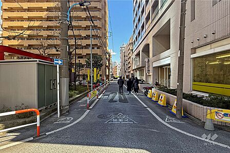 敷地北側の前面道路(西側から)