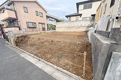 外観:物件(南西側から)。現況が更地なので、引渡し後すぐに建築に取り掛かることができます! 外観:物件(南西側から)。現況が更地なので、引渡し後すぐに建築に取り掛かることができます!