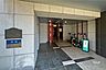 エントランス：管理の行き届いた綺麗なマンションです。周辺には買い物施設も整っています。