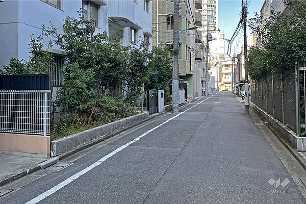 前面の車通りも少なく、お子様連れのお客様にとっても安心です。