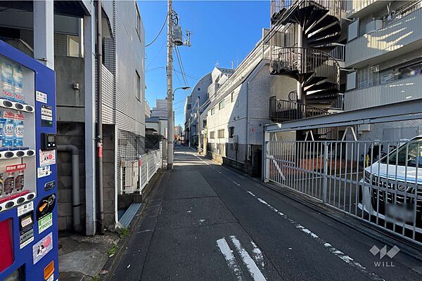 駐車場出入り口（シャッター付き）