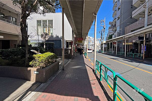 敷地の東側前面道路は北銀座通りです（南側から）。