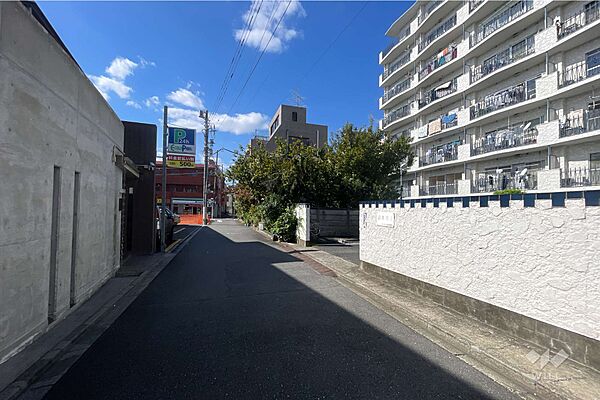 敷地の南側前面道路（東側から）