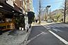 その他：敷地南西側の前面道路