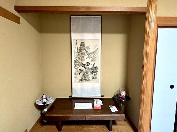 和室には床の間と縁側があります。