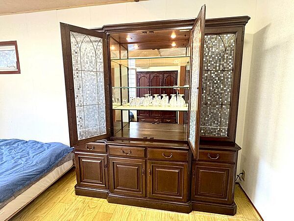 ご希望の方にはアンティーク家具お譲りします。