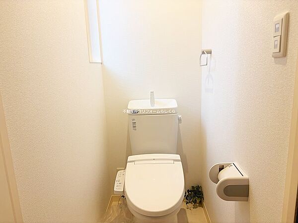 2階の階段近くにあるトイレです