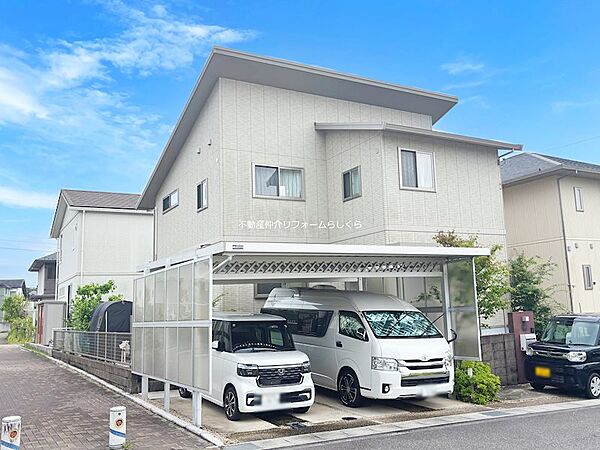 2台分の屋根付き駐車場があります