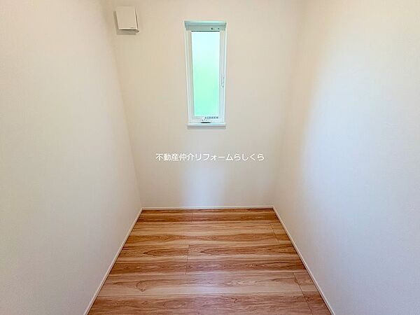 窓付きの納戸はワークスペースなど収納以外の用途にも！