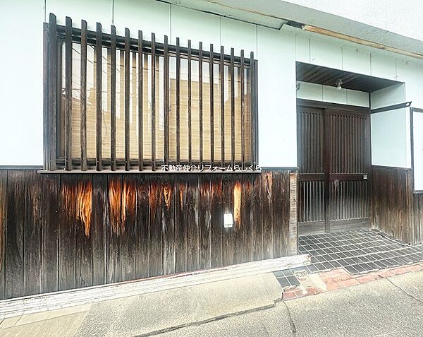 水色の建物の南側玄関