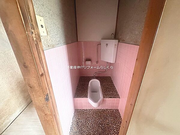水色の建物内にあるトイレ