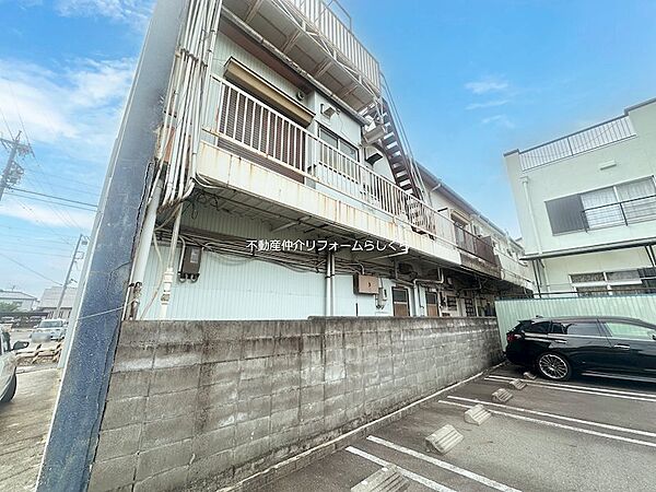 水色の建物の東側部分
