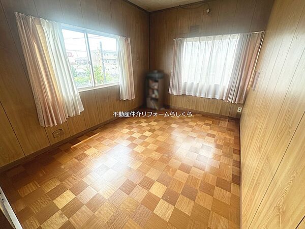 水色の建物内にある洋室