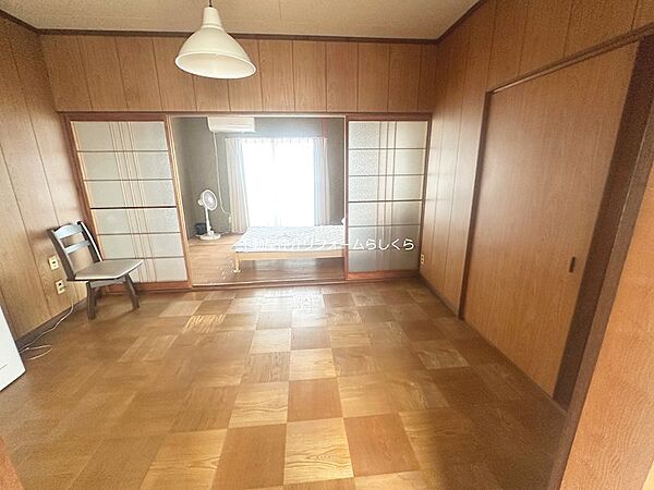白色の建物の2階洋室