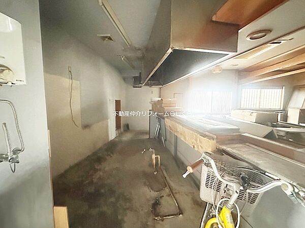 水色の建物の1階部分