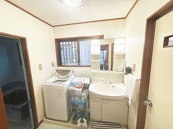 洗面を中心に、左右にバスとトイレが配置