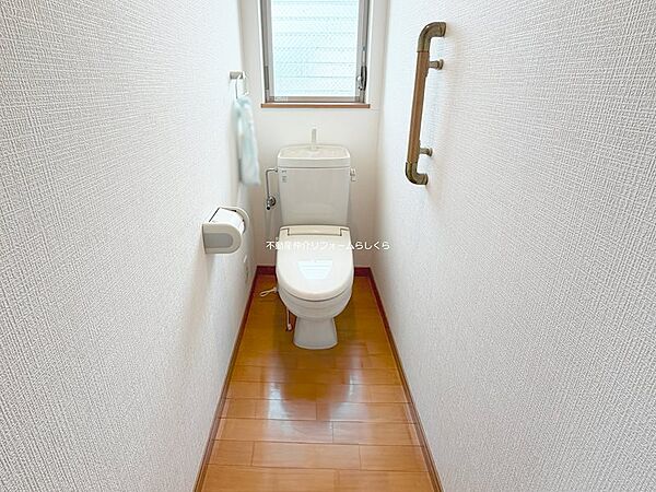 2階トイレ　各階トイレは手すり付き