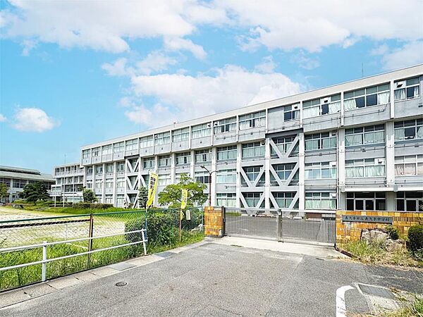 長久手市立長久手中学校（572m）