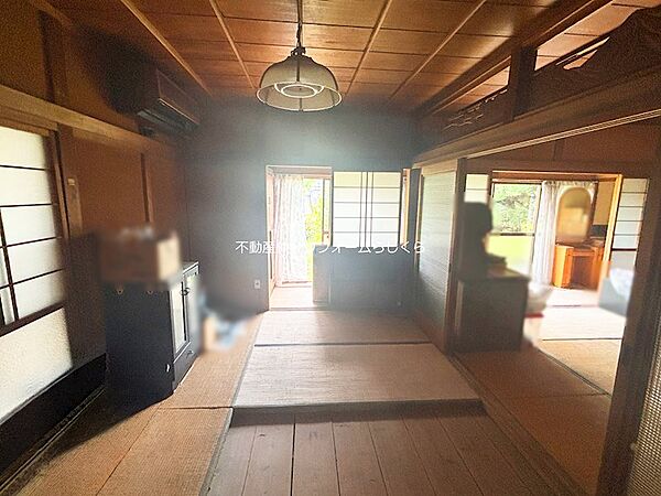 玄関横の6帖和室