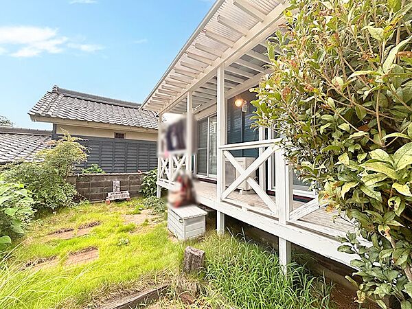 屋根付きのウッドデッキあり