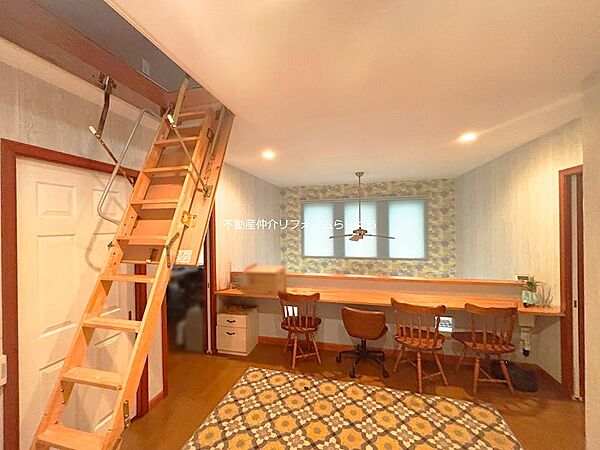 2階ホールから屋根裏へアクセス可能