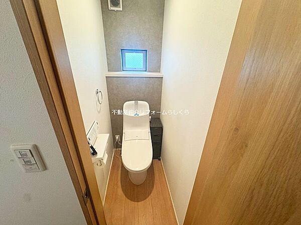 3階トイレは窓付きで換気◎
