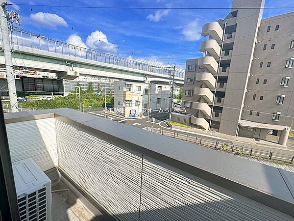 2階と3階にバルコニーあり