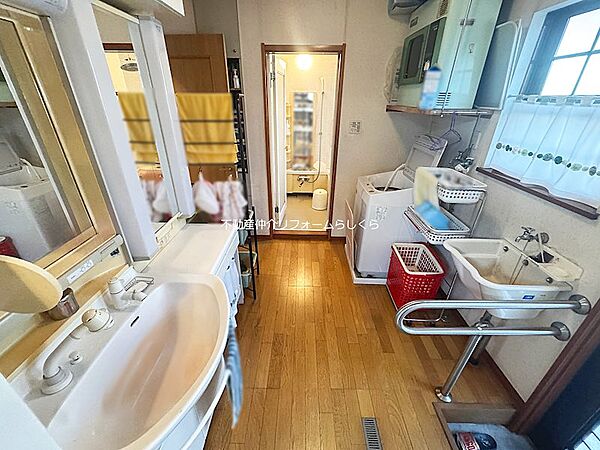 スロップシンクと勝手口付きの洗面室