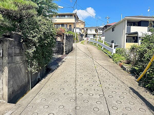 東側道路　名鉄瀬戸線「瀬戸市役所前」駅まで徒歩7分