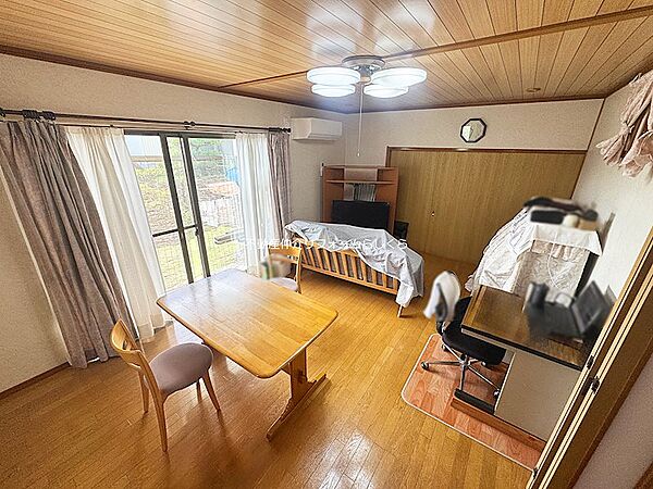 南庭に面した1階12帖洋室