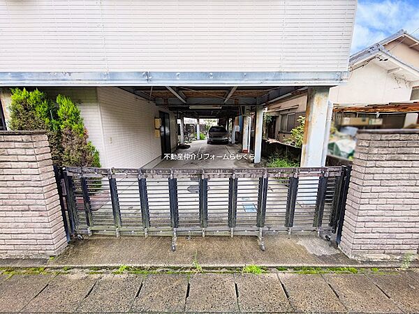 駐車場は門扉付き