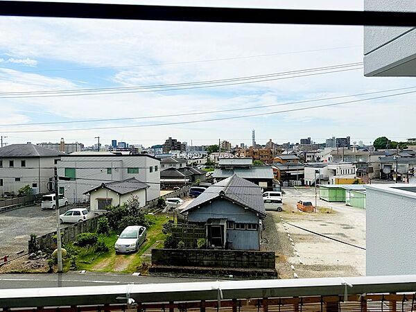 バルコニーからの眺望です。小学校まで徒歩4分！