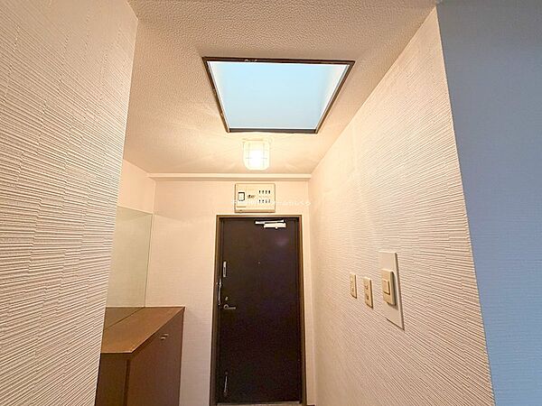 天窓付きのあかるい玄関