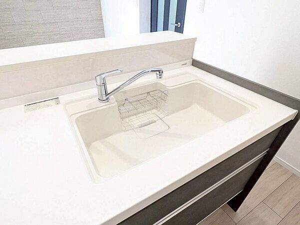 シングルレバー混合水栓のついた広々としたシンクです。