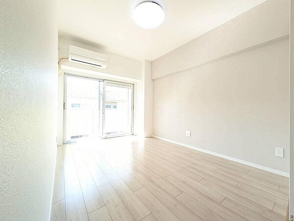 大きな掃き出し窓から自然光がたっぷり入る明るい洋室。エアコンも備わっており、季節を問わず快適に過ごせます。