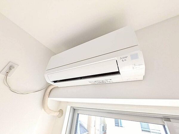 室内にはエアコンを設置しており、季節を問わず快適な室温を保てます。初期費用を抑えられるのも嬉しいポイントです。